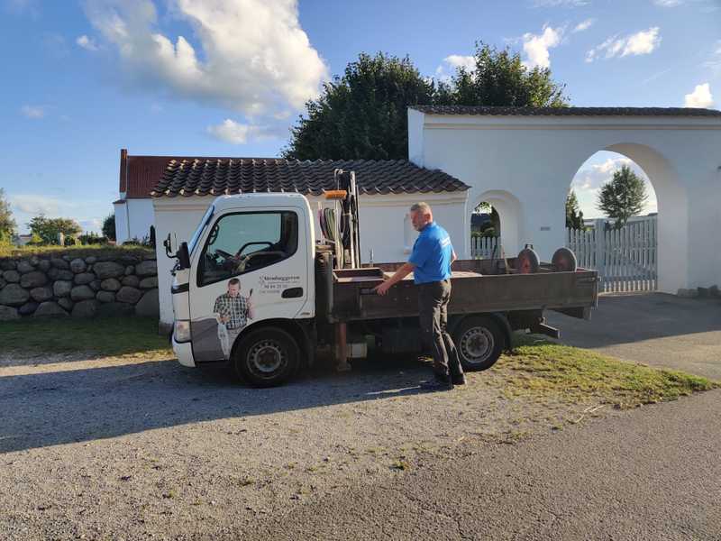 Levering af gravsten ved Hals kirke